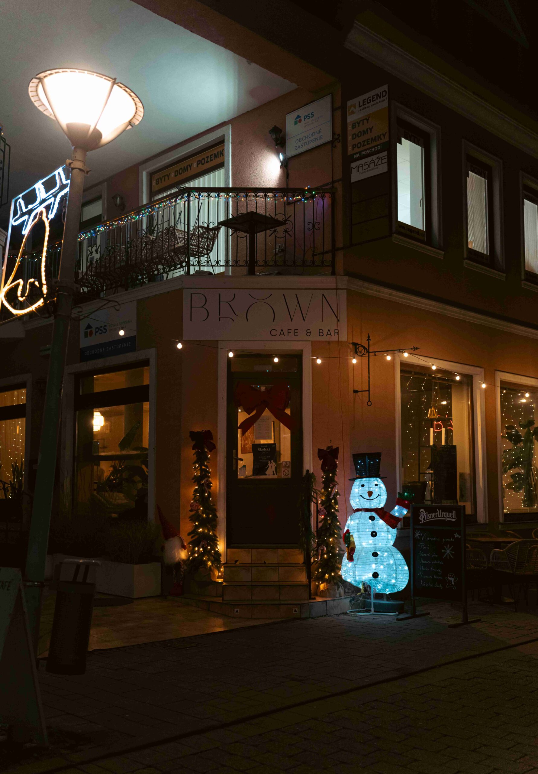 8. Brown Café & Bar – Adventné rozprávkové kino a vôňa popcornu